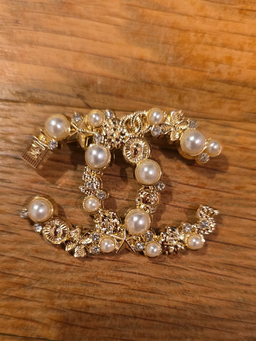 Pearl & Crystal Intertwined CC Logo Brooch - Gold Tone & Faux Pearl (Stamped) - Picture 2 of 5